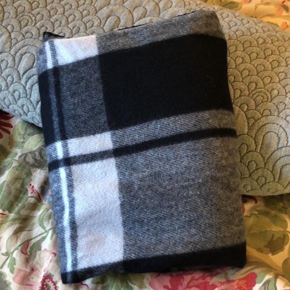 WOOLRICH Size OSFA Poncho Wrap - Blanket wrap PLAID Gray & Black $118 NEW - Picture 11 of 16